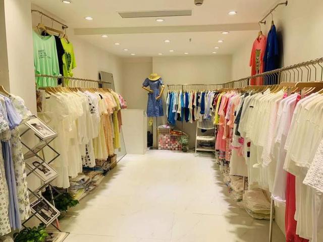 七浦路服装店逆境中寻新机 批发转零售，春装巧变秋装