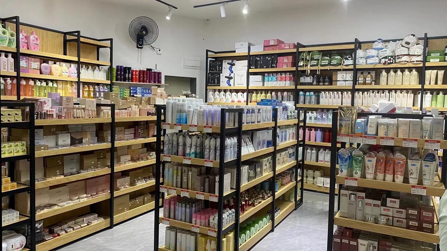 《嘉华日用品批发零售》新店开业 服装服饰零售助力生活品质提升